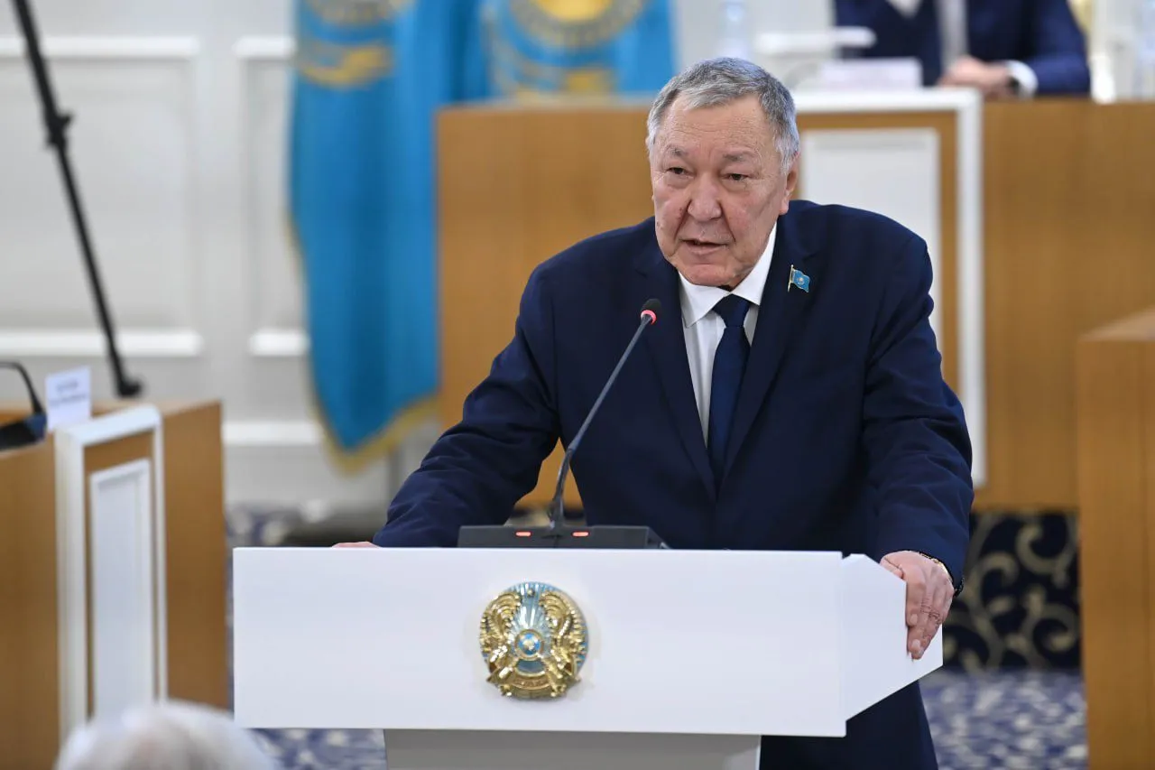 «Еңбек бостандығының» орнына «еңбекке құқық» – белгілі заңгер Конституцияға өзгерістер туралы пікір білдірді