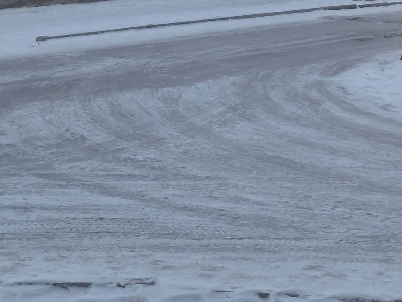 «Айнадай жылтырап жатыр»: Ақтауда тұрғындар көктайғаққа байланысты шағым білдірді