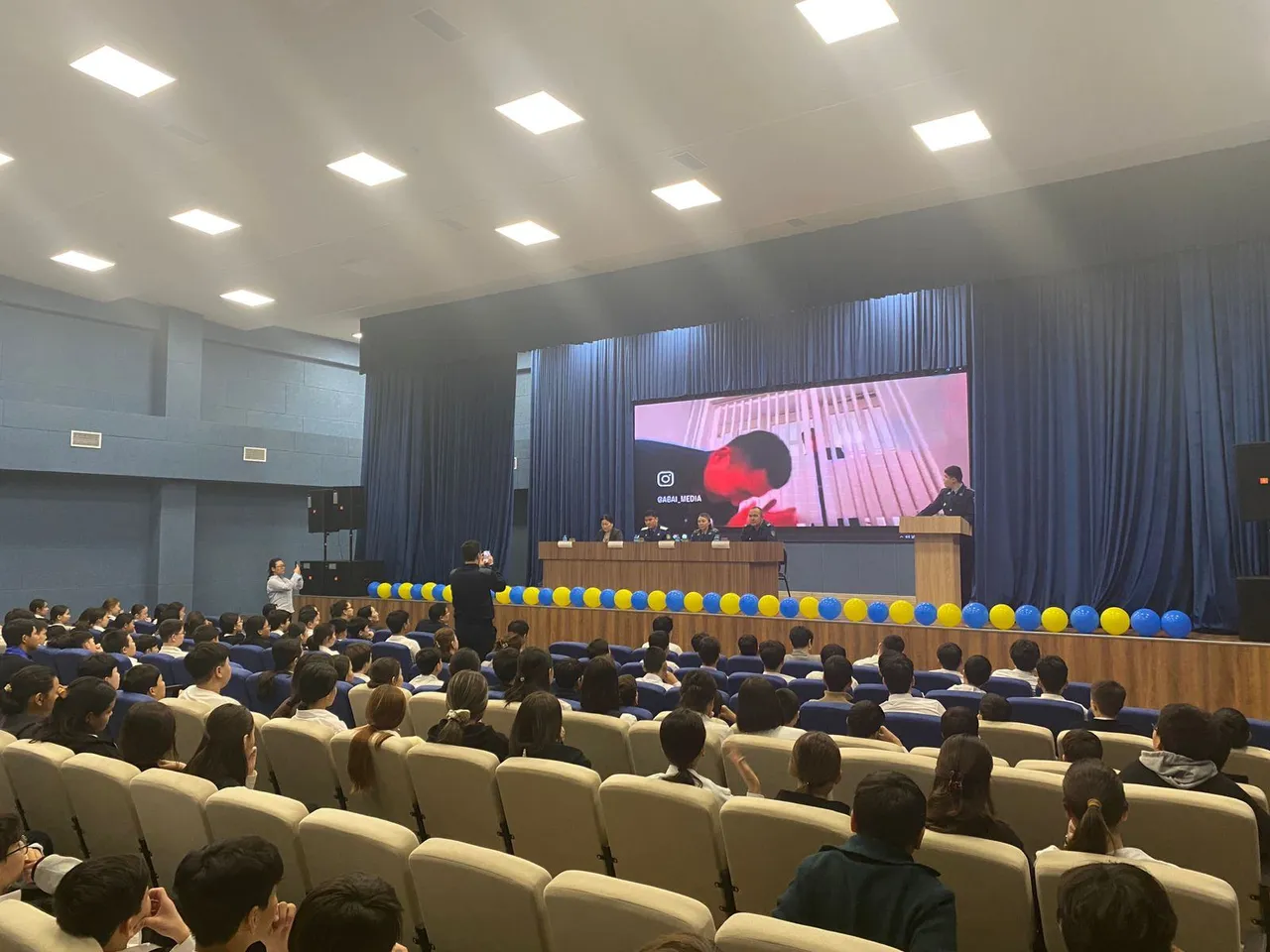 Ақтауда құқық қорғау органдарының өкілдері оқушылармен сталкинг мәселесін талқылады