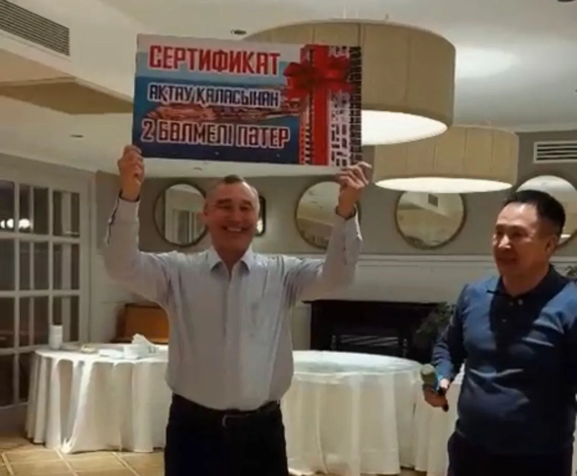 Мангистауские самбисты подарили своему тренеру квартиру