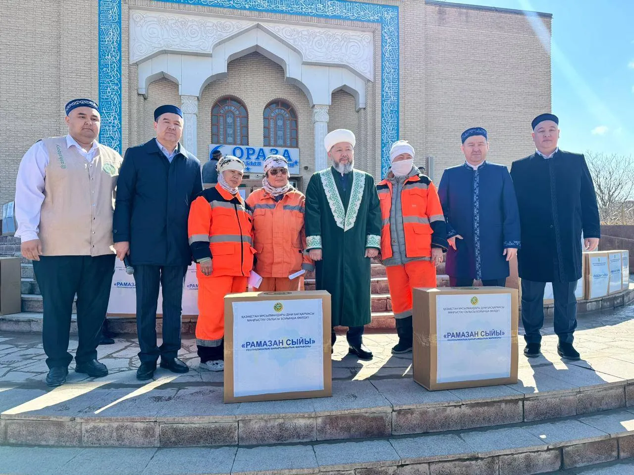 «Рамазан сыйы»: Ақтауда тазалық қызметкерлеріне азық-түлік таратылды