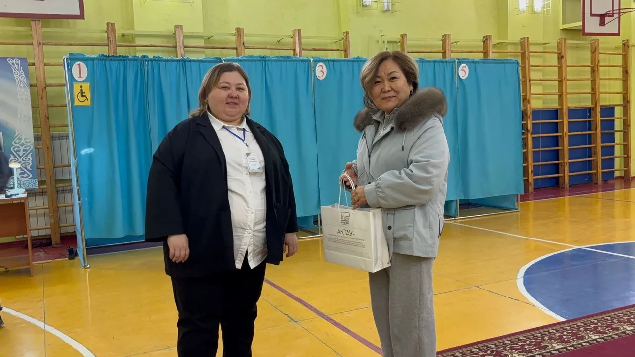 Маңғыстауда референдумға алғашқы болып келгендерге арнайы сыйлықтар үлестірілді