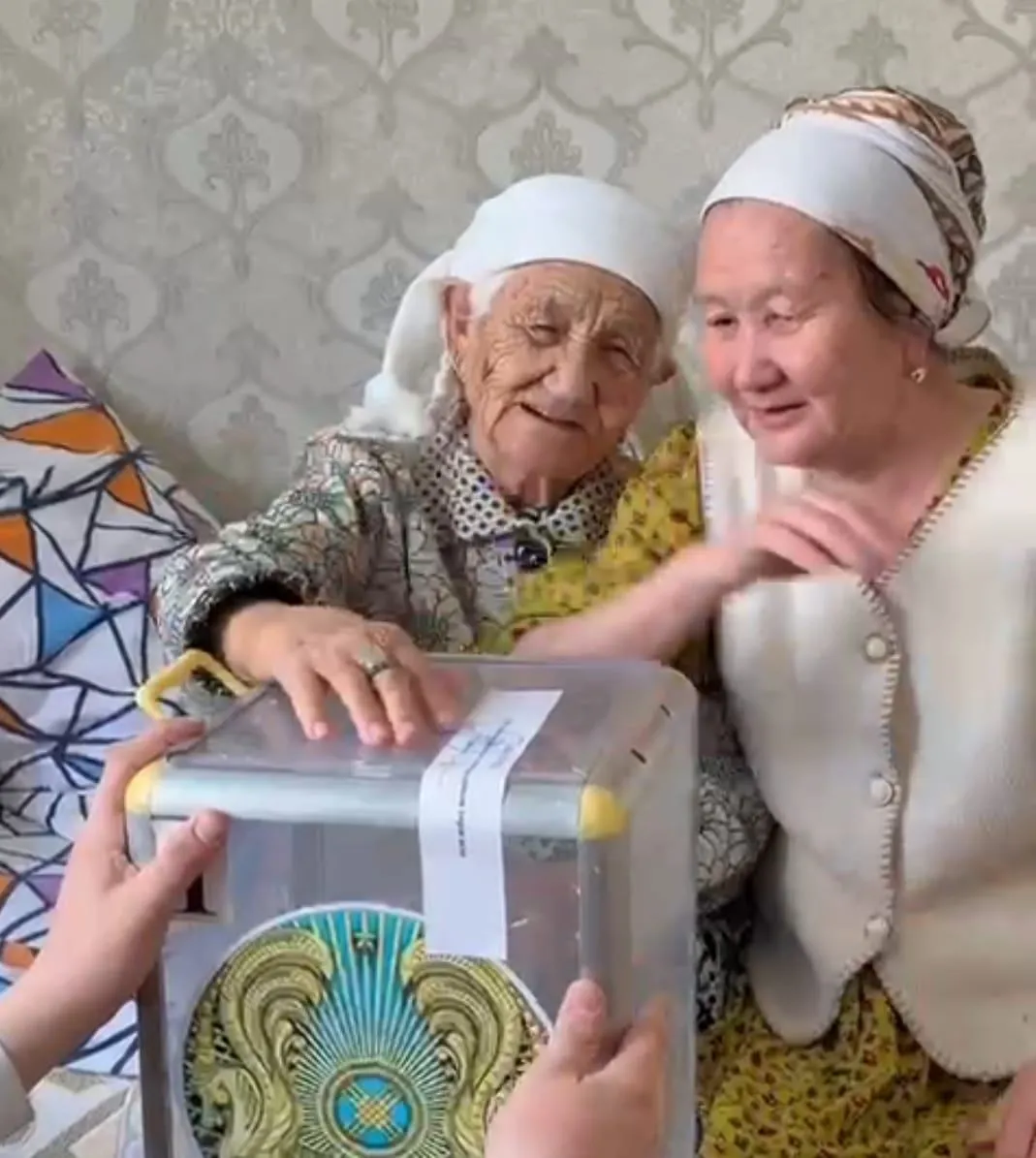 Ғасырмен құрдас әже референдумда таңдауын жасады