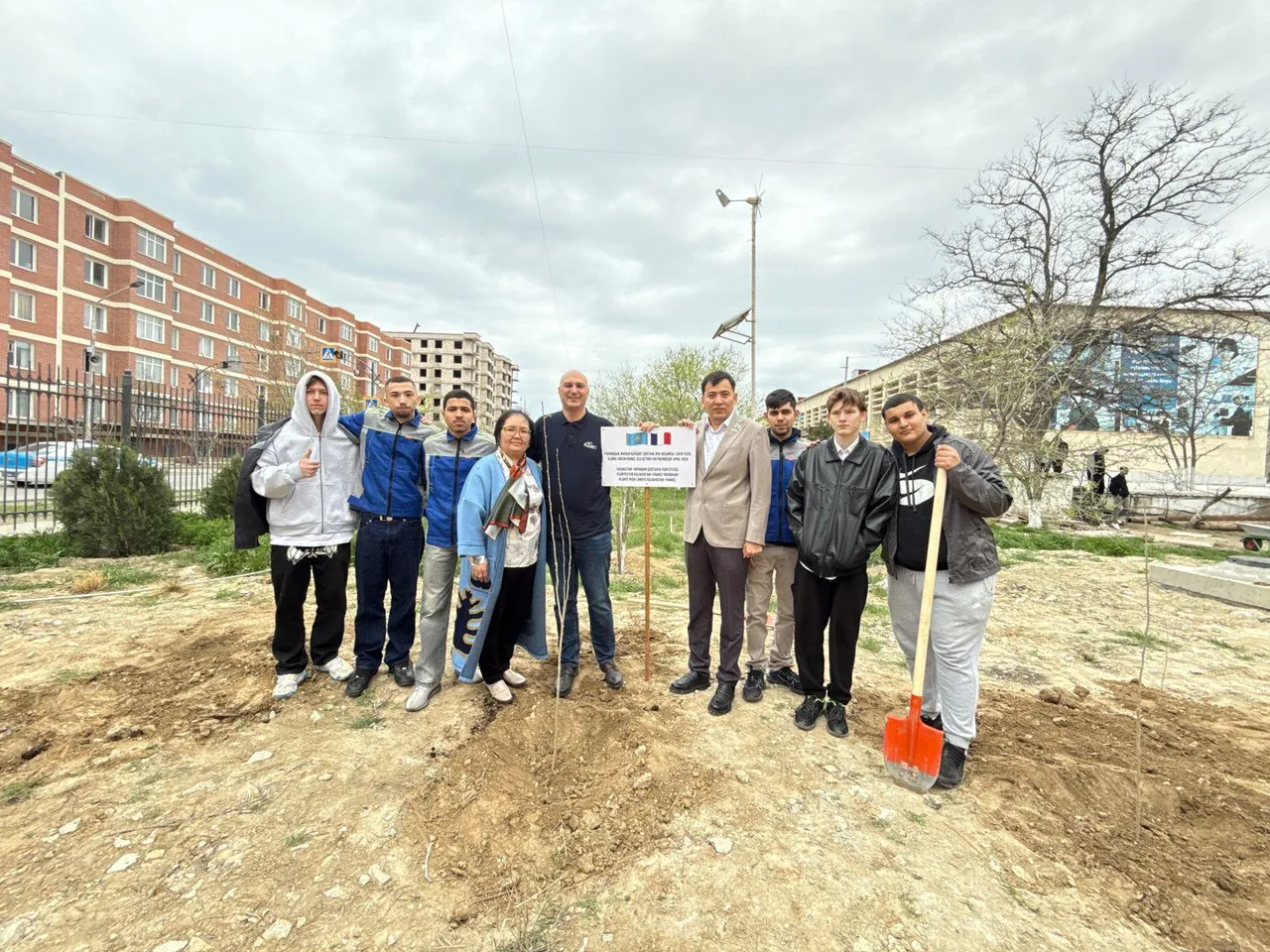 Франция жастары «Таза Қазақстан» акциясына үлес қосты