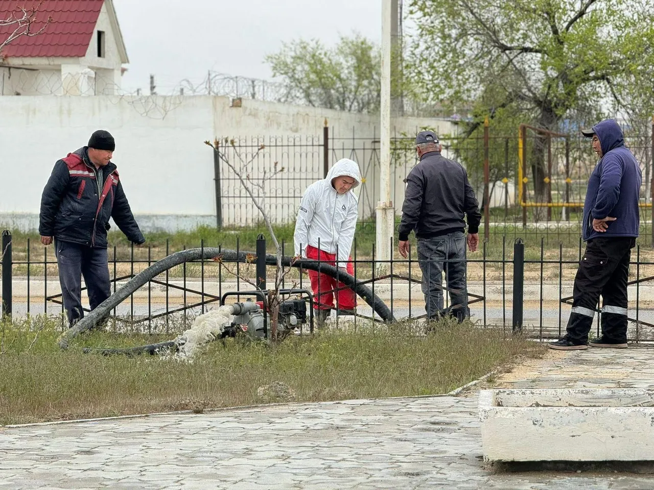 В районах Мангистауской области ведутся работы по ликвидации подтоплений после дождя