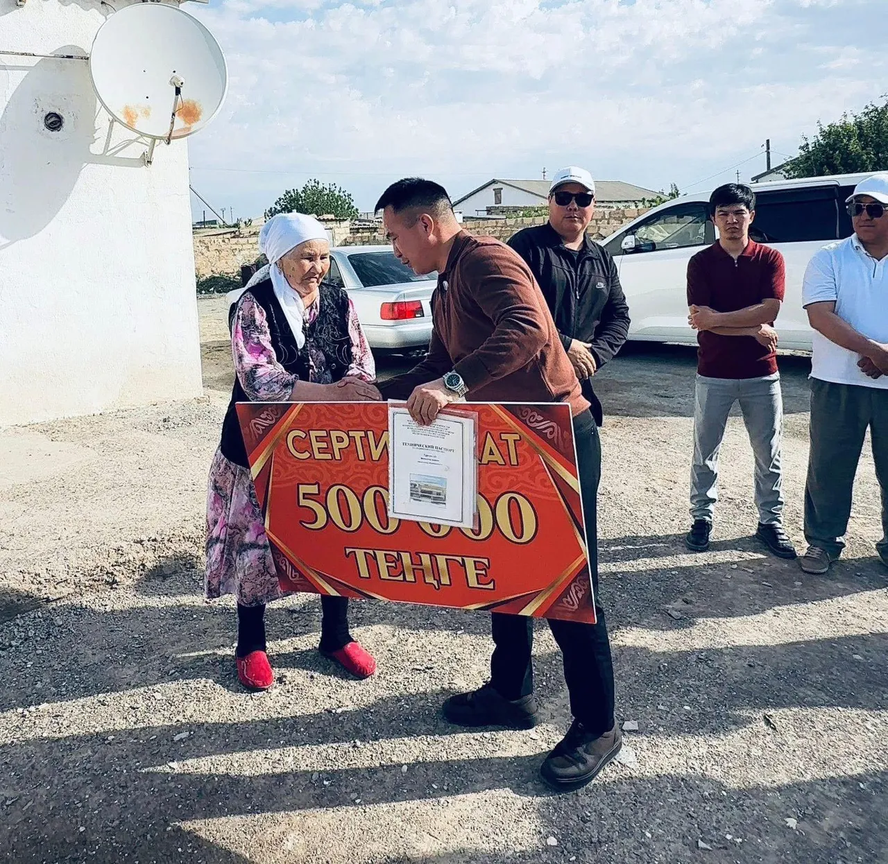 Өңірдің белгілі спортшылары мұқтаж отбасыға Шетпеден баспана сыйлады