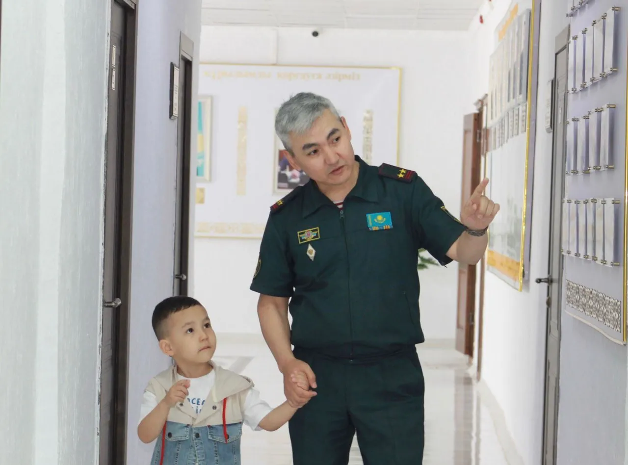 Ұлттық ұлан офицерінің төрт жасар ұлы қазақ өлеңдерін жатқа оқып жүр