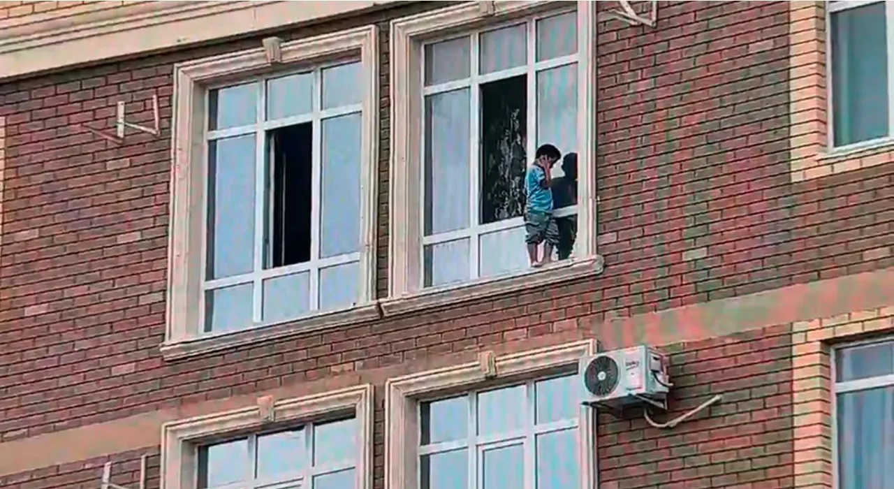 Ақтауда 10-қабаттың ернеуіне шыққан баланы полицейлер құтқарып қалды