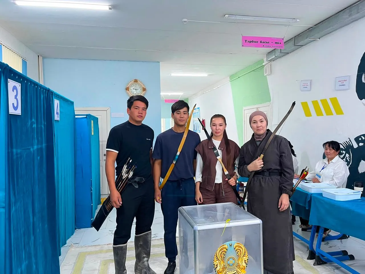 Жаңаөзенде ұлттық киім киген садақшылар Құрылтай сайлауына қатысты