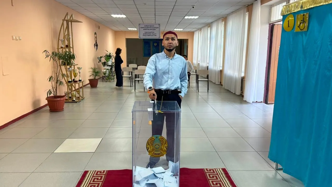 Джеки Чан түсірген фильмге қатысқан полиглот сайлауда дауыс берді