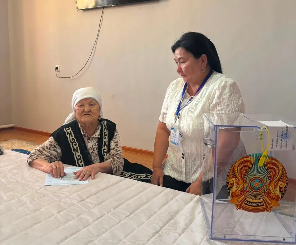 Бейнеуде 105 жастағы кейуана Құрылтай сайлауында дауыс берді