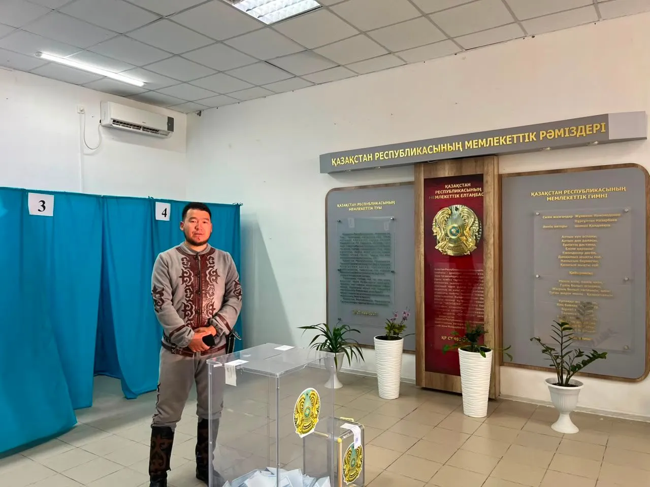Бүркітші Жеңіс Чүйшбаев ұлттық киіммен дауыс берді