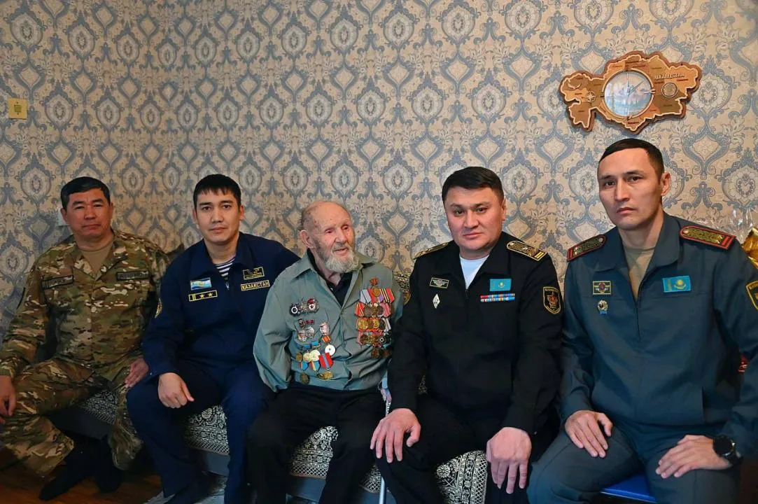 Ақтауда әскери теңізшілер соғыс ардагерін құттықтады