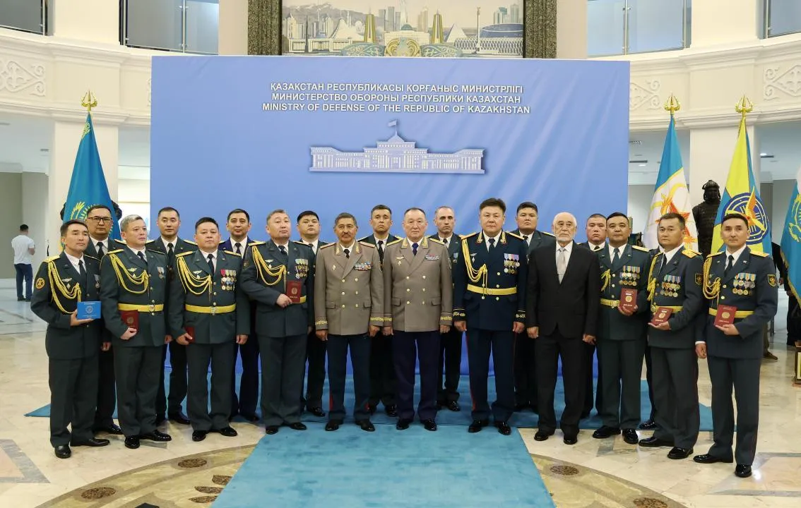 Қорғаныс министрі Ұлттық қорғаныс университетінің түлектеріне дипломдар табыстады