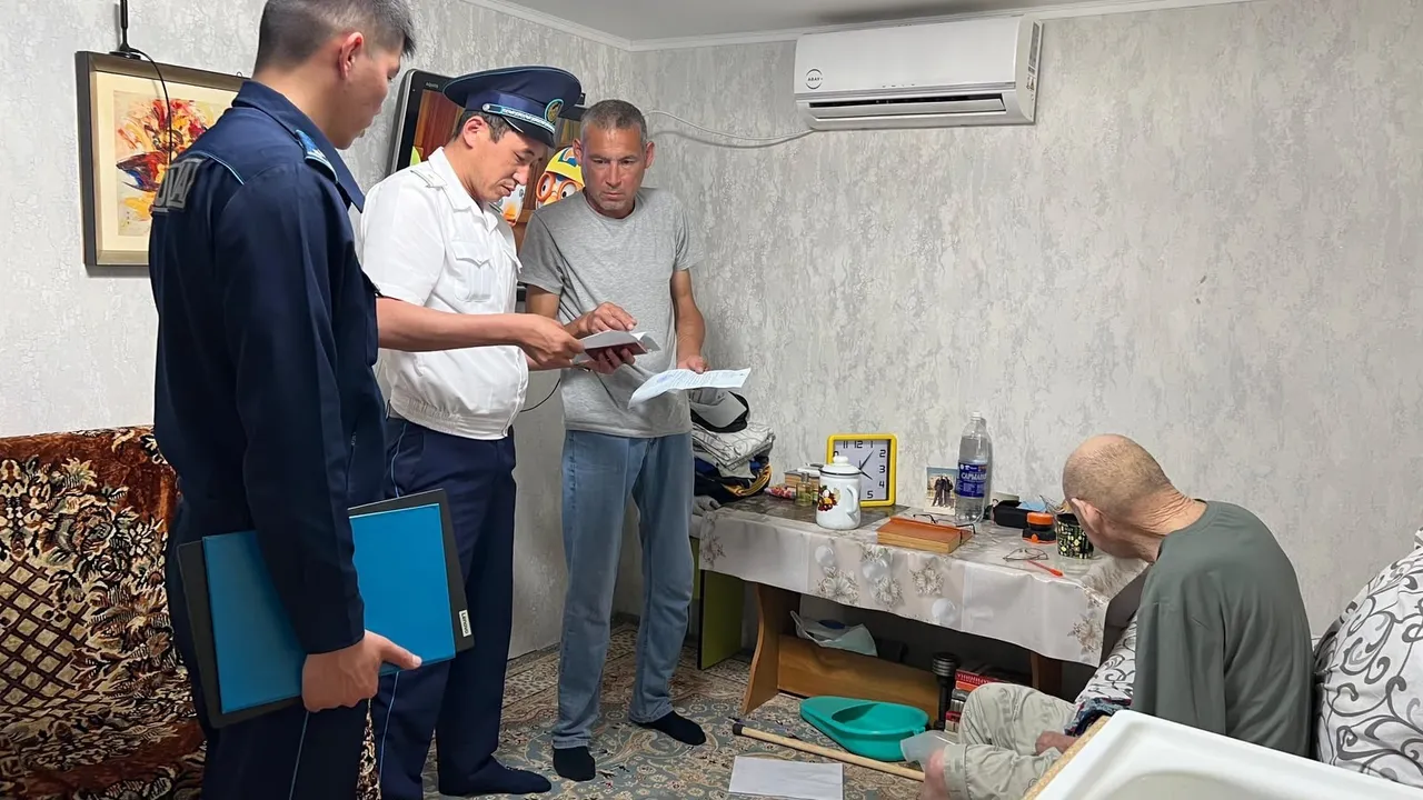 Мұнайлыда полицейлер мүмкіндігі шектеулі қарияның құжатын үйінде рәсімдеді