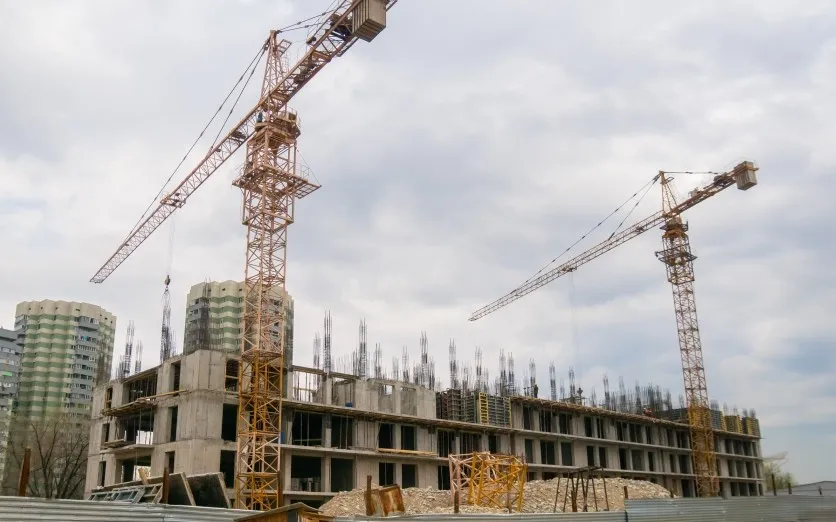 Неліктен бизнес жатақхана салуды таңдайды: мемлекеттік тапсырыс механизмі не береді