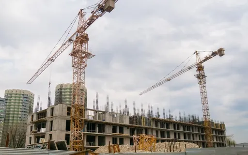 Неліктен бизнес жатақхана салуды таңдайды: мемлекеттік тапсырыс механизмі не береді